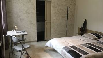 Chambre Confort Double ou avec lits jumeaux, salle de bains privée, rez-de-chaussée | Bureau, espace de travail pour ordinateur portable, Wi-Fi gratuit