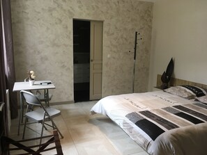Desk, laptop workspace, free WiFi, bed sheets - Chambres d'hôtes Les Conches (Thiviers)