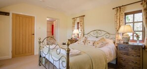 Double Room with Balcony | Free WiFi, bed sheets - Lane House (Kendal)