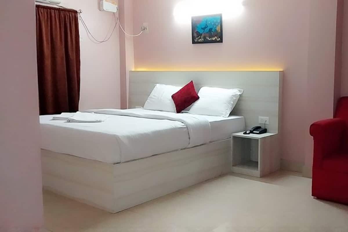 Standard Double Room, 1 Double Bed, Non Smoking | Desk, bed sheets