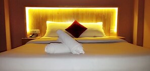 Quarto casal standard, 1 cama de casal, para não fumantes | Escrivaninha, roupa de cama