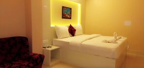 Quarto casal standard, 1 cama de casal, para não fumantes | Escrivaninha, roupa de cama