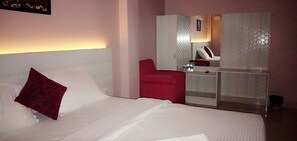 Quarto casal standard, 1 cama de casal, para não fumantes | Escrivaninha, roupa de cama