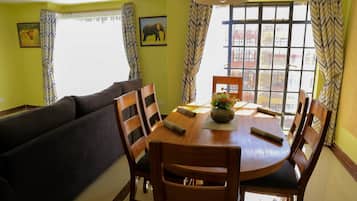 Kolmen hengen comfort-huone, 3 makuuhuonetta | Ruokailu omassa huoneessa