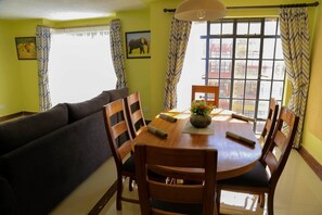 Comfort-Dreibettzimmer, 3 Schlafzimmer | Essbereich im Zimmer