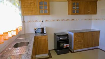 Comfort Triple Room, 3 Bedrooms | Private kitchen | Fridge, microwave, oven, stovetop