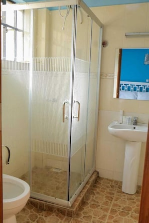 Comfort Triple Room, 3 Bedrooms | Bathroom