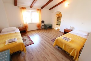 Apartment, 3 Bedrooms | Iron/ironing board, free cribs/infant beds, free WiFi, bed sheets