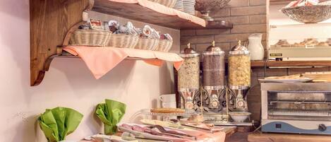 Petit déjeuner buffet (3 EUR par personne)