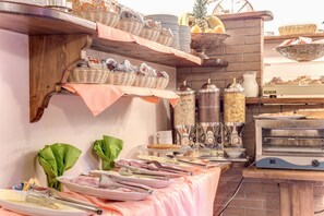 Petit déjeuner buffet (3 EUR par personne)