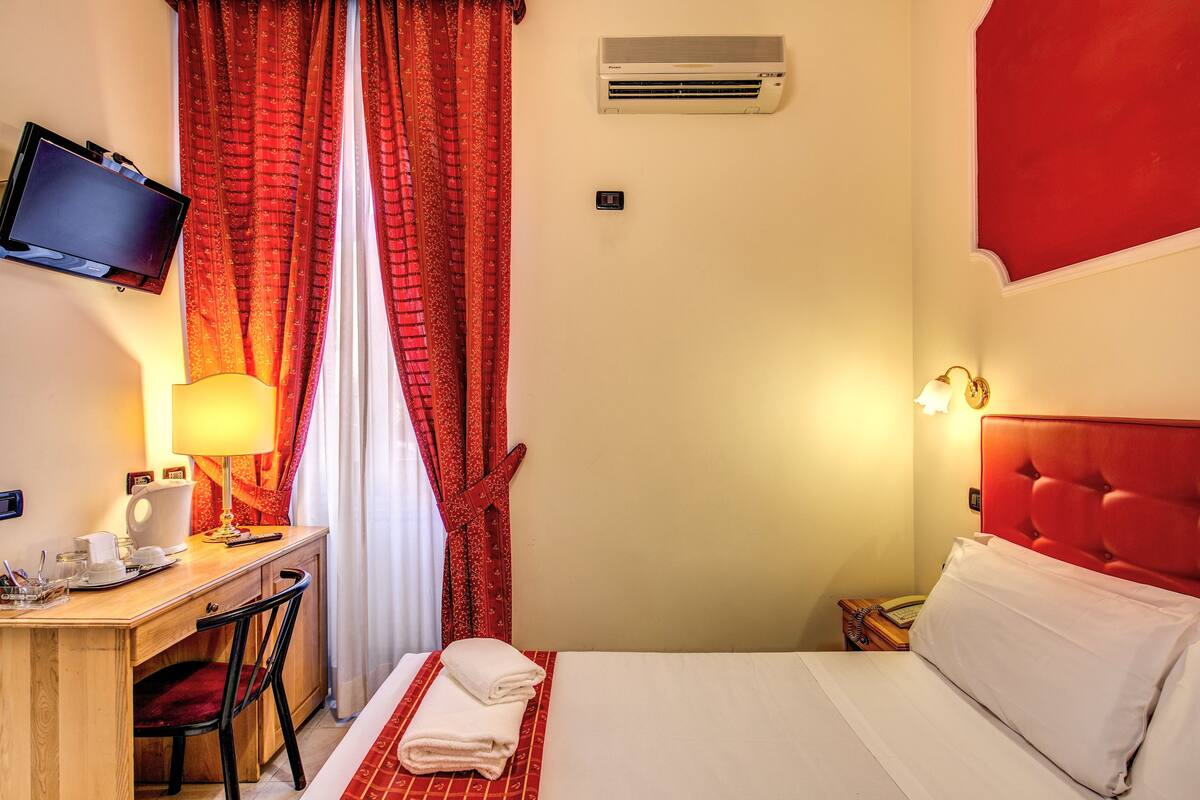 1 camera, biancheria da letto di alta qualità, minibar, una scrivania