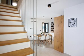 Apartamento, 2 quartos | Área de estar | TV de tela plana