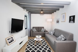 Apartment, 2 Bedrooms | Living area