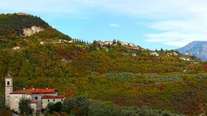 A hillside village with traditional buildings, a church, and a mountain backdrop. - Holideal Casa Paola (Tremosine)