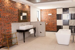 Kamar Eksklusif, 1 Tempat Tidur King, Bebas Asap Rokok, pemandangan gunung | Kamar mandi | Bathtub dan shower terpisah dan perlengkapan mandi gratis