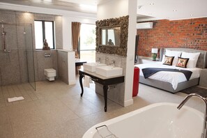Minibar, in-room safe, desk, laptop workspace - Purple Rayn Boutique Guest House (Cape Town)