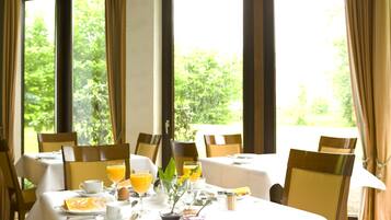 TĂ€gliches inbegriffenes FrĂŒhstĂŒcksbuffet