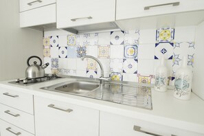 Réfrigérateur, un four, surface de cuisson, cafetière-théière