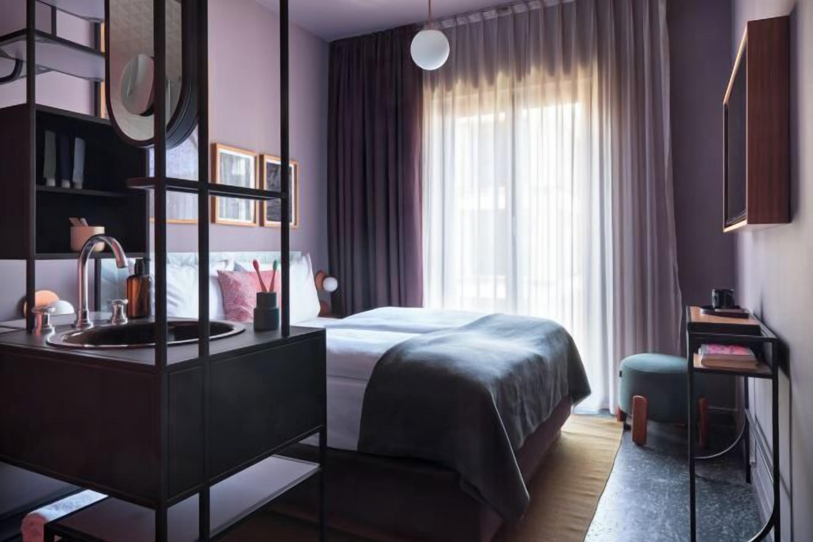 Ropa de cama de alta calidad y caja de seguridad en la habitación 