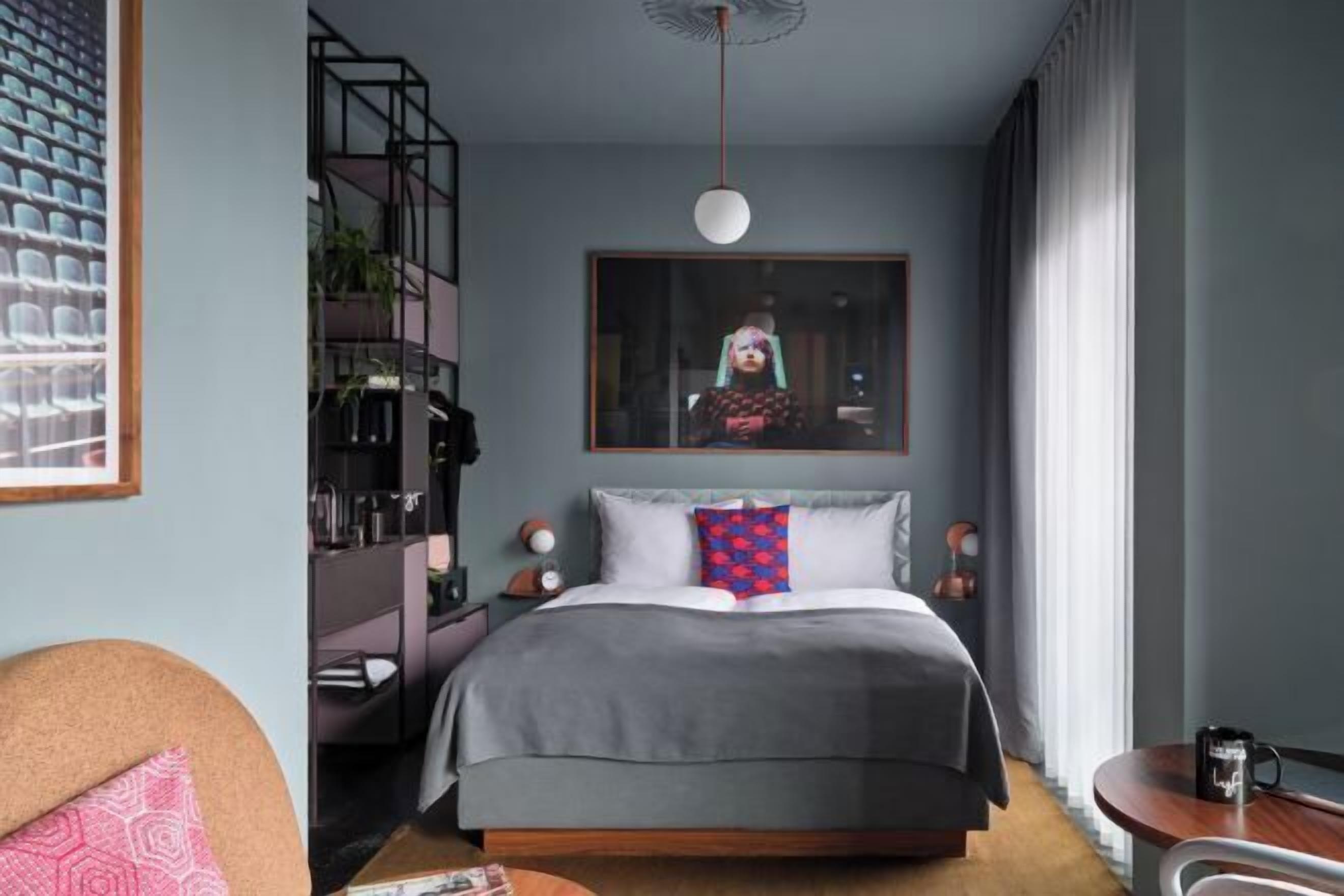 Ropa de cama de alta calidad y caja de seguridad en la habitación 