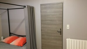1 bedroom, laptop workspace, blackout drapes, WiFi (free) - Le Studio Gare - Thiviers (Thiviers)