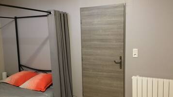 Studio, 1 tweepersoonsbed, kitchenette, op benedenverdieping | 1 slaapkamer, een laptopwerkplek, verduisterende gordijnen, gratis wifi