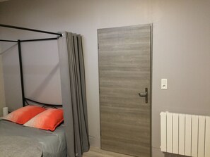 Studio, 1 parisänky, keittotila, pohjakerroksessa | 1 makuuhuone, kannettavalle tietokoneelle sopiva työtila, pimennysverhot