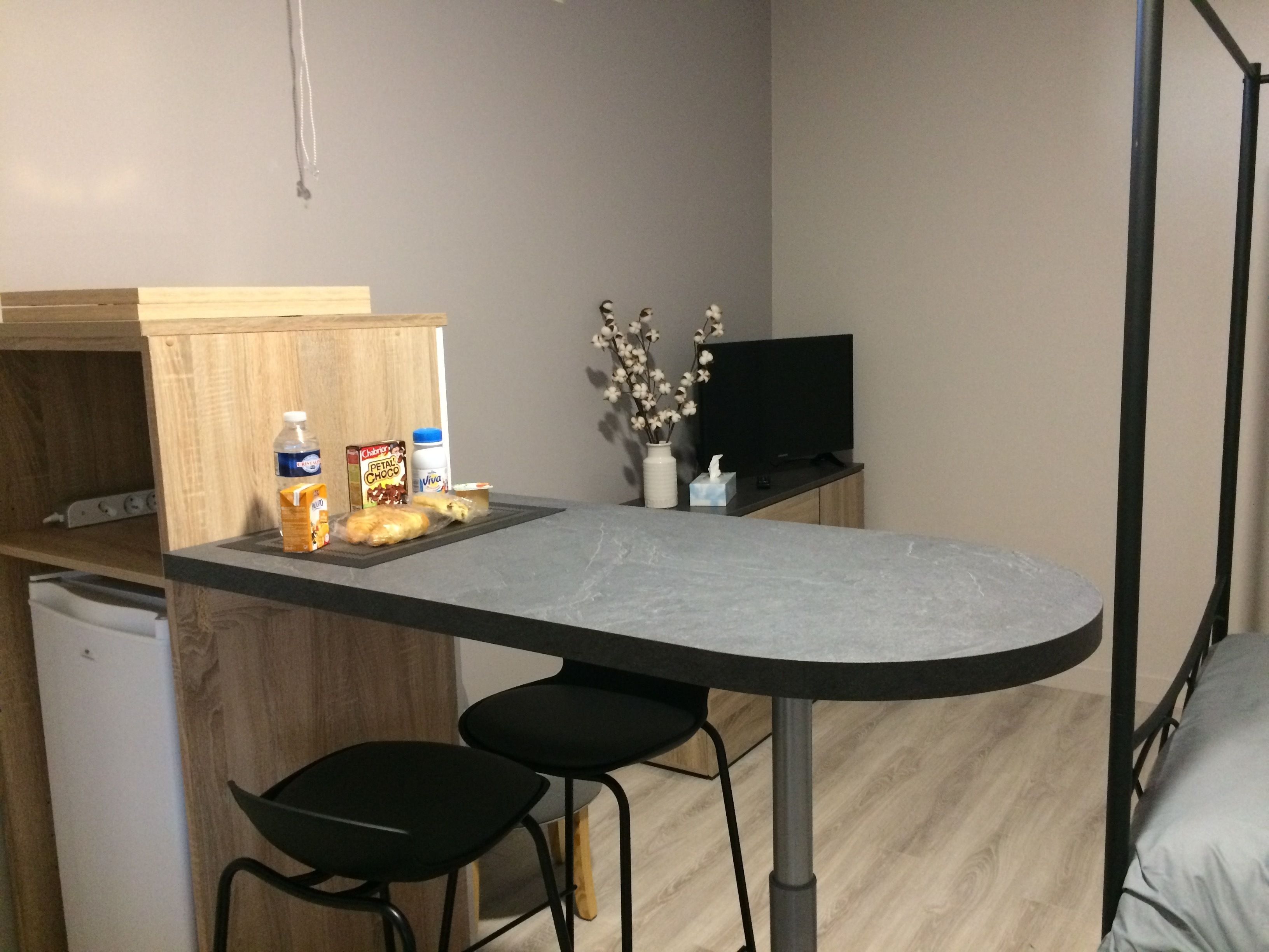 Estúdio, 1 cama de casal, cozinha americana, no piso térreo | Opções para refeição no quarto