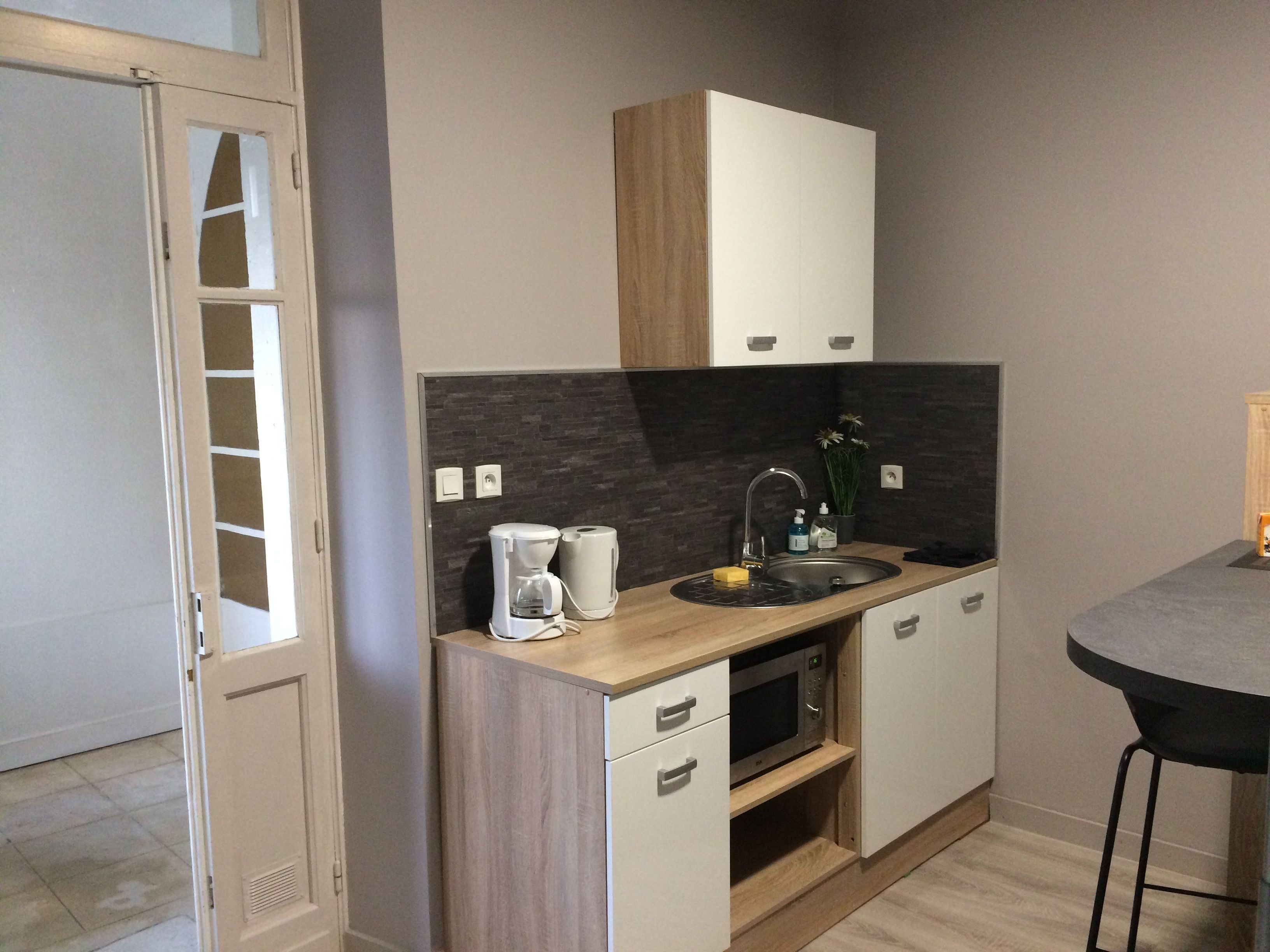 Estúdio, 1 cama de casal, cozinha americana, no piso térreo | Cozinha privada | Geladeira, micro-ondas, máquina de café expresso, cafeteira/chaleira