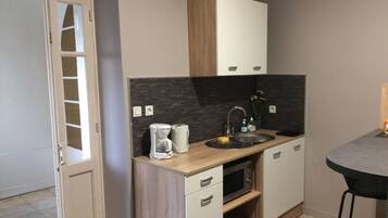 Estúdio, 1 cama de casal, cozinha americana, no piso térreo | Cozinha privada | Geladeira, micro-ondas, máquina de café expresso, cafeteira/chaleira