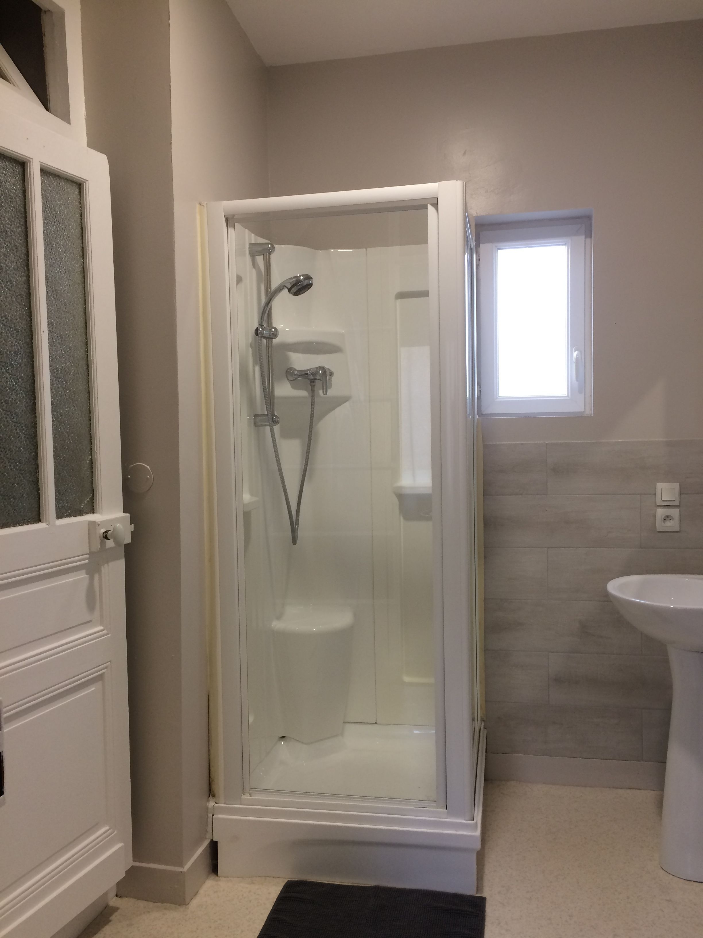 Studio, 1 lit double, coin cuisine, rez-de-chaussée | Douche de la salle de bain