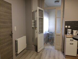 Studio, 1 parisänky, keittotila, pohjakerroksessa | Oleskelualue | 80–senttinen taulutelevisio, jossa digitaalikanavat