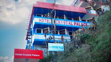 Um edifício com vários andares com a sinalização do Hotel Crystal Palace.