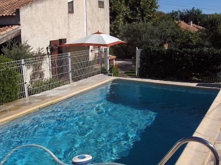 Una piscina al aire libre de temporada