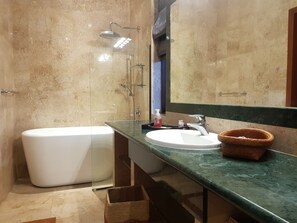 3-Bedroom House | Badkamer | Een douche, gratis toiletartikelen, handdoeken