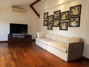 3-Bedroom House | Woonruimte | Een flatscreentelevisie