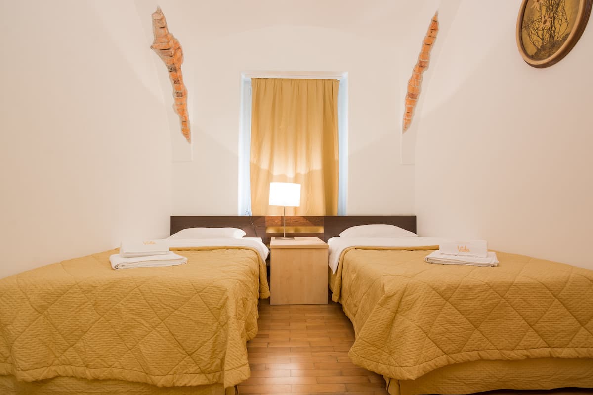 Minibar, wifi gratis y ropa de cama