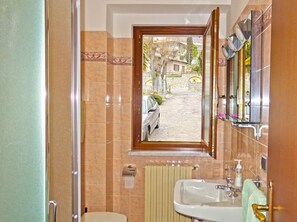Apartment | Bathroom | Shower, bidet, towels - Holideal Casa Rosalia (Tremosine)