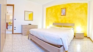 A bedroom with a bed, a dresser, a nightstand, and a mirror. - Holideal Casa Rosalia (Tremosine)