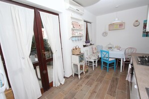 컴포트 아파트, 침실 2개 (Ground Floor) | 거실 공간 | 평면 TV