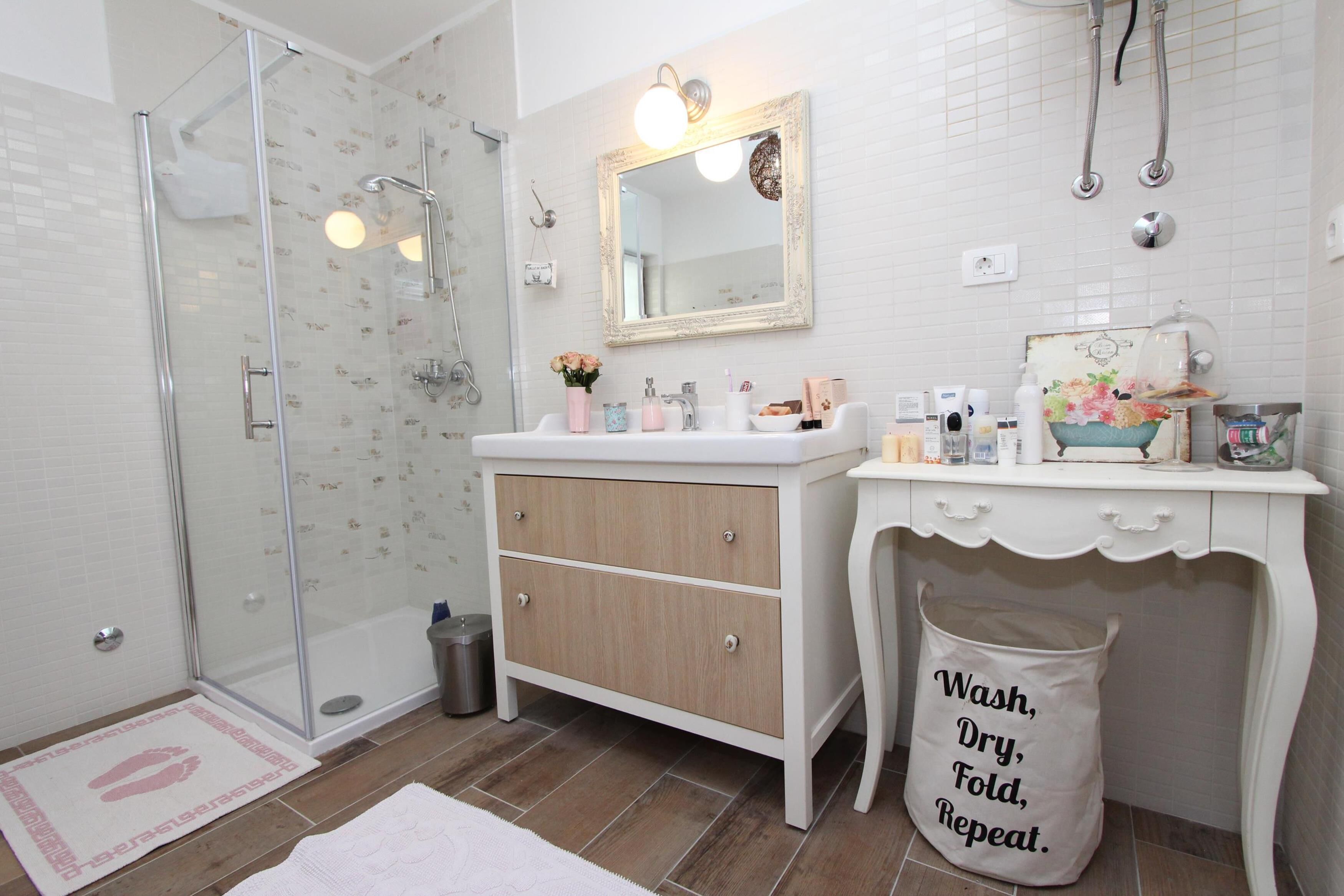 Appartement Confort, 2 chambres (Ground Floor) | Salle de bain | Séchoir à cheveux, bidet, serviettes fournies