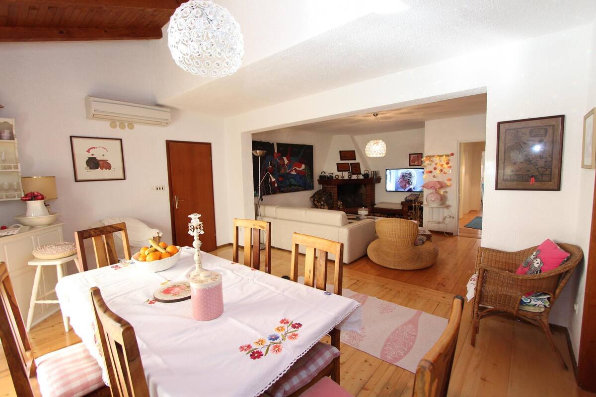 Comfort-Apartment, 2 Schlafzimmer (Ground Floor) | Wohnbereich | Flachbildfernseher