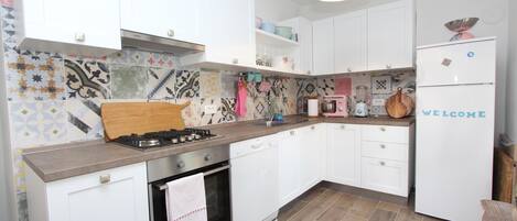 舒适公寓, 2 间卧室 (Ground Floor) | 私人厨房 | 冰箱、炉灶、茶具/咖啡用具、电热水壶