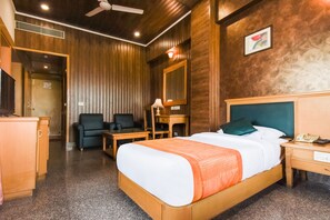 Phòng đôi hoặc 2 giường đơn Executive | Chăn bông, minibar, bàn, khu vực làm việc phù hợp cho laptop 