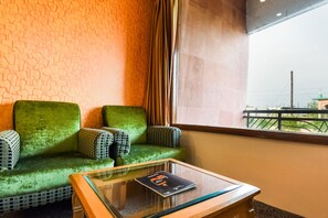 Cubrecamas, minibar, escritorio y espacio para trabajar con laptop 