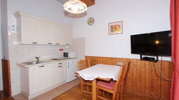 Apartamento, 1 habitación, balcón | Cocina privada | Frigorífico, placa de cocina, hervidor eléctrico y utensilios de cocina