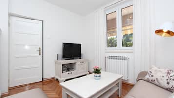 Apartamento, 2 habitaciones, balcón | Zona de estar | Una televisión de pantalla plana
