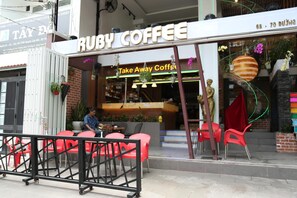 Aamiainen, lounas ja illallinen; paikallinen keittiö 