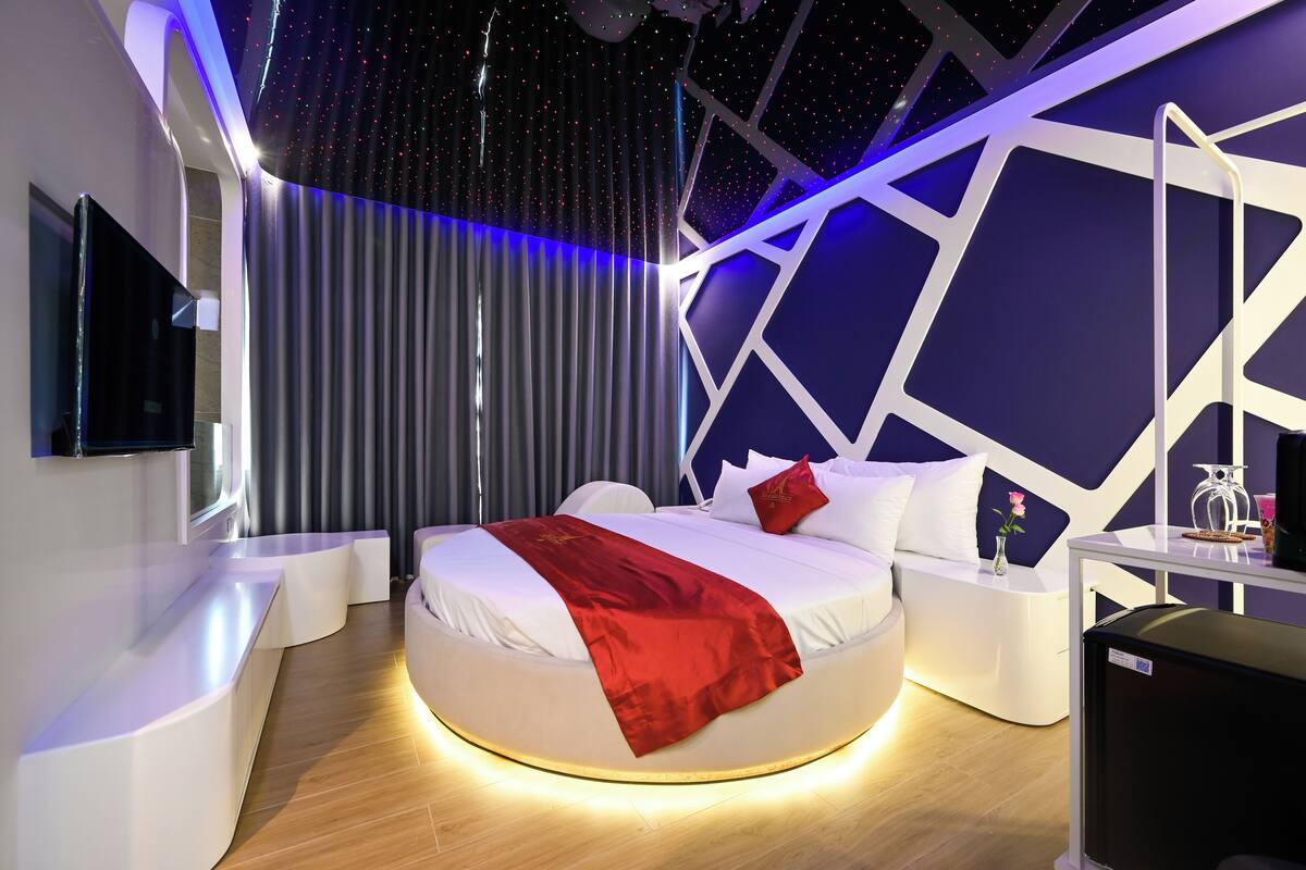 Signature Double Room, Housekeeping | Minibar, desk, blackout curtains, soundproofing