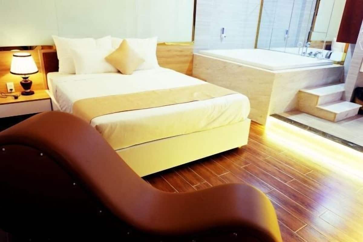 Minibar, escritorio, cortinas blackout y insonorización